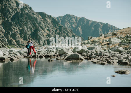 Per Backpackers in amore godendo un momento tranquillo presso il lago di montagna. Foto Stock