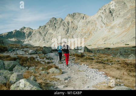 I giovani escursionisti con pali trekking su un percorso trekking nei monti Tatra. Foto Stock