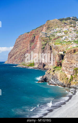 Madeira Portogallo Madeira vista verso Cabo Girao uno dei la più alta del mondo scogliere sul mare da Camara de Lobos costa sud di Madeira, Portogallo, UE, Europa Foto Stock