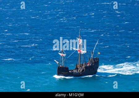 Madeira Portogallo Madeira Replica ormeggiata la nave dei pirati di mare costiero gite da Funchal a Cabo Girao per osservare i delfini e balene viaggi UE Foto Stock