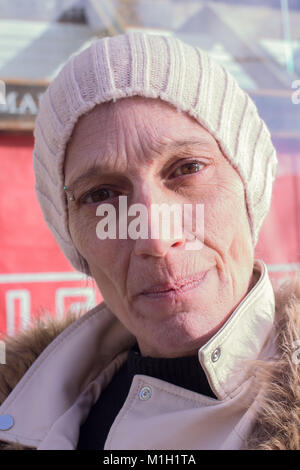 Vox pop esempi presi in e intorno al centro di Cardiff, sui cappelli di che cosa la gente preferisce, per national hat giorno 2018 Foto Stock