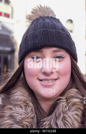 Vox pop esempi presi in e intorno al centro di Cardiff, sui cappelli di che cosa la gente preferisce, per national hat giorno 2018 Foto Stock