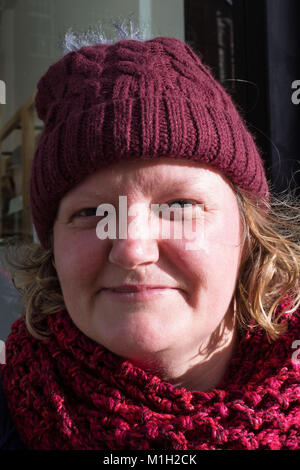 Vox pop esempi presi in e intorno al centro di Cardiff, sui cappelli di che cosa la gente preferisce, per national hat giorno 2018 Foto Stock