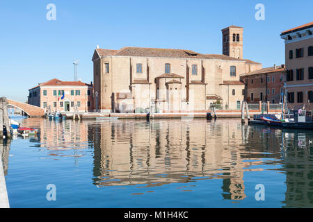 Il Barocco italiano esterno della chiesa di San Domenico, o la chiesa di San Domenico, Chioggia, Venezia, Veneto, Italia riflessi nell'acqua del canale Foto Stock