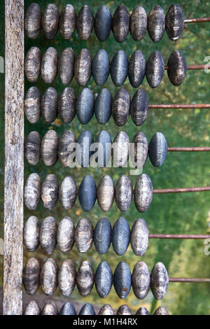 Gli oggetti della vita quotidiana in museo e abbandonato le vecchie case. Punteggi di vecchio villaggio di ragionieri del XX secolo con articolazioni in legno, calcolo Foto Stock