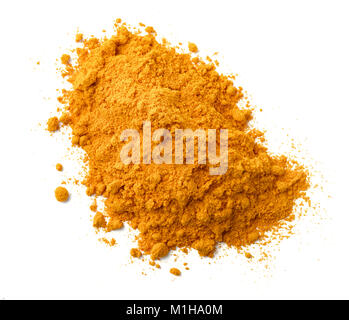 La curcuma in polvere isolata su uno sfondo bianco, vista dall'alto Foto Stock