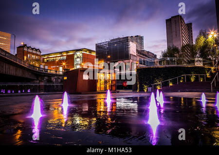 12 novembre 2017, nightfall attraverso lo skyline di Manchester REGNO UNITO, tra cui i grandi magazzini Harvey Nichols, Grindsmith caffè e il centro commerciale Arndale Foto Stock