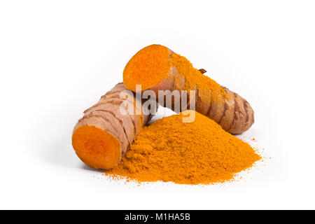 La curcuma in polvere con la curcuma radice isolato su bianco Foto Stock