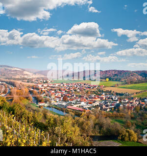 Vista dalla cima della collina in Saale river valley a nord di Jena, Turingia, Germania, all'inizio dell'Autunno Foto Stock