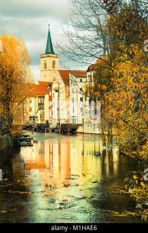 Vista da Schloss Ponte sul canal verso Aegidien chiesa a Erfurt Foto Stock