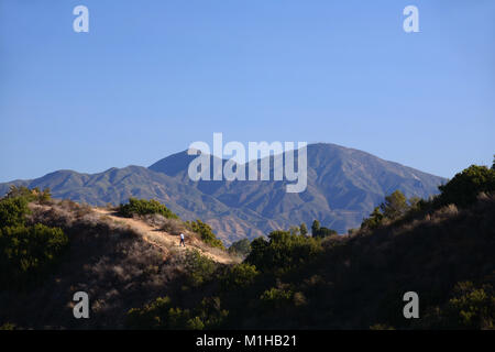 Escursionista sul sentiero in James Dilley Greenbelt preservare con vista delle montagne a doppio spiovente Laguna Beach California Foto Stock