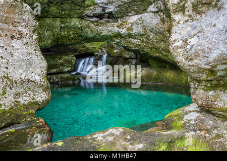 Een piscina con cascata in gole rocciose - Fiume Glijun, Virje waterfal, Soca valley, Bovec, Slovenia Foto Stock