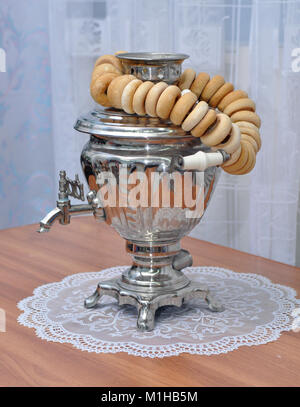 In piedi sulla tavola samovar russo e un mazzetto di bagel Foto Stock