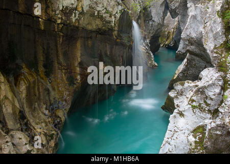 Grande Soca Gorge - piccole cascate del fiume in gole rocciose, fiume Soca, Bovec, Slovenia Foto Stock