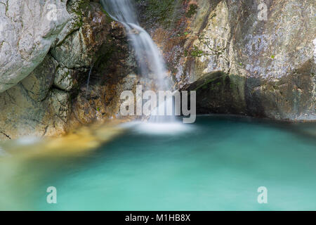 Bella piscina verde e Cascata del fiume Lepenca in acqua Sunik grove, Lepena valley, Bovec, Slovenia Foto Stock