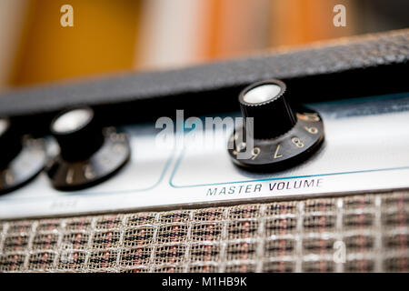 Macro close up di amplificatore per chitarra le manopole del pannello con livello di volume master control Foto Stock