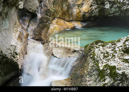 Acqua Sunik grove - bellissima piscina verde e Cascata del fiume Lepenca, Soca valley, Bovec, Slovenia Foto Stock