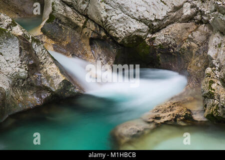 Acqua Sunik grove - bellissima piscina verde, gole e cascate del fiume Lepenca, Lepena valley, Bovec, Slovenia Foto Stock