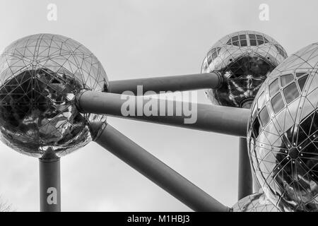 Una foto di uno dei principali luoghi di interesse di Bruxelles, l'Atomium. Il dettaglio delle sfere e la loro superficie. Foto Stock