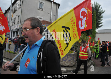 I manifestanti si riuniranno presso officine SNCF per protestare contro riforma diritto del lavoro, OULLINS, Francia Foto Stock