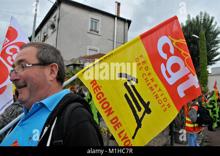 I manifestanti si riuniranno presso officine SNCF per protestare contro riforma diritto del lavoro, OULLINS, Francia Foto Stock