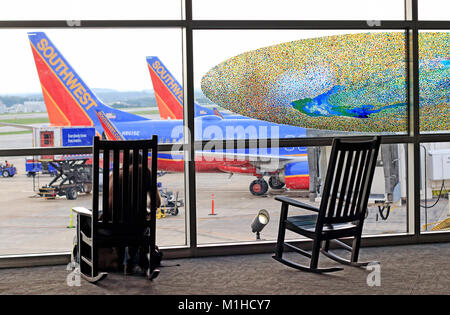 Southwest Airline piano nell'Aeroporto Internazionale di Baltimora Washington, vista dal terminale salotto con sedie a dondolo e illustrazione, Maryland, Regno sta Foto Stock