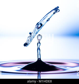 Un abstract di ripresa macro di una goccia di acqua collisione. Foto Stock