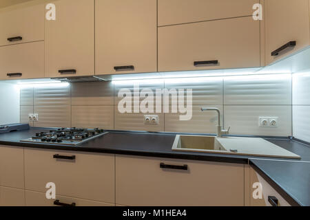 Nuovo incredibile contemporanea cucina in legno con forno moderno e lavello con rubinetto di acqua. Foto Stock