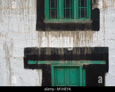 Abstract di sfondo bianco sporco muro di pietra con finestra in legno porta e finestra, il contorno è delineato con vernice nera. Foto Stock