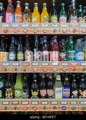 Unico e colorato display pubblicitari di soda diverse bottiglie di bevande nel ristorante Cracker Barrel a Montgomery in Alabama, Stati Uniti. Foto Stock