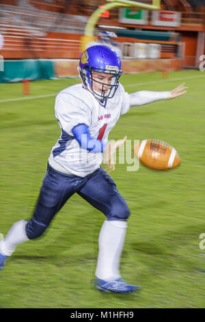 Miami Florida,Orange Bowl,All American offoffe Defense Bowl,giocatori di football delle scuole superiori,pre-game warm up,maschio,teen teen teen age teenager y Foto Stock