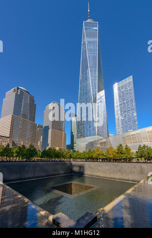 NEW YORK - USA - Ottobre 19, 2017- persone vicino a Torre di libertà e 9-11 memorial Foto Stock
