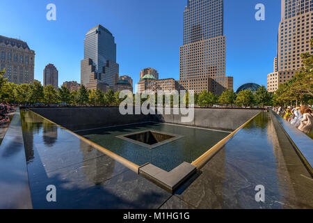 NEW YORK - USA - Ottobre 19, 2017- persone vicino a Torre di libertà e 9-11 memorial Foto Stock