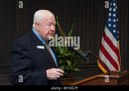 Maxwell AFB, Ala. - xlii Air Base personale di Ala di godere della possibilità di avere il pranzo con Airpower leggende del 2017 Raccolta delle Aquile (GOE) pannello, 30 maggio 2017. Ex prigioniero di guerra capo Warrant Officer 5 Guy Hunter Jr., US Marine Corps in pensione, ha raccontato la sua esperienza in Vietnam e Desert Storm. GOE promuove lo studio della storia dell'aviazione da onorare i successi di Airpower pionieri e è il capstone evento nel comando aria e lo Staff College curriculum. (US Air Force Foto Stock