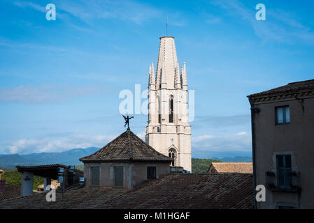 Chiesa collegiata di San Felix viste sui tetti di Girona, Spagna Foto Stock