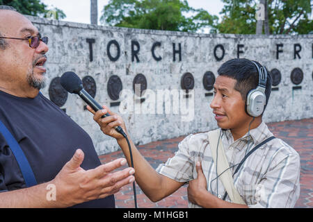 Miami Florida,polizia violenza vittime Rally,ispanico Latino latino etnia immigrati minoranza,adulti uomo uomini maschi,giornalista,reporter,m Foto Stock