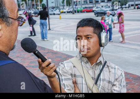 Miami Florida,Biscayne Boulevard,polizia violenza vittime Rally,ispanico Latino latino immigranti etnici immigrati minoranza,adulti adulti uomo uomini maschio,jo Foto Stock