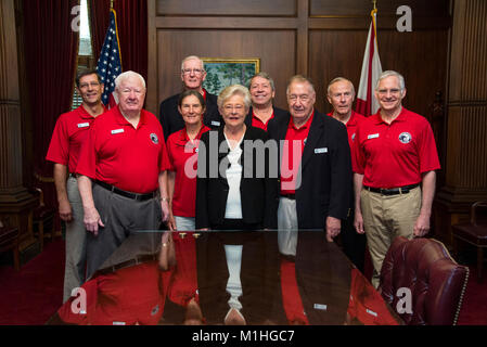 Maxwell AFB, Ala. - Airpower leggende e gli ospiti del 2017 Raccolta delle Aquile (GOE) pannello, viaggi all'Alabama State Capitol dove hanno incontrato il governatore Kay Ivey, giu 1, 2017. Nella foto è raffigurato (L-R): Maj Gen Paolo T. 'PJ' Johnson, Chief Warrant Officer 5 Guy Hunter Jr., Brigadiere Generale Rhonda Cornum, generale Walter Kross, Governatore Kay Ivey, maggiore generale Gregory A. Feest, il generale Charles 'Chuck' Horner, Col Giovanni un operaio, III, e col Thomas E. Griffith, Jr. GOE promuove lo studio della storia dell'aviazione da onorare i successi di Airpower pionieri e è il capstone evento nel prompt d aria Foto Stock