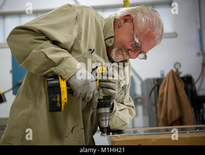 Doug Taylor, un metallo di foglio di saldatore contratte attraverso partner ASRC Federale, trapani attraverso la lamiera nov. 14, 2017 in metallo/officina di saldatura a Vance Air Force Base. Il metallo/reparto saldatura supporta la base realizzando opere in metallo per nulla dalla conduttura a portali. (U.S. Air Force Foto Stock