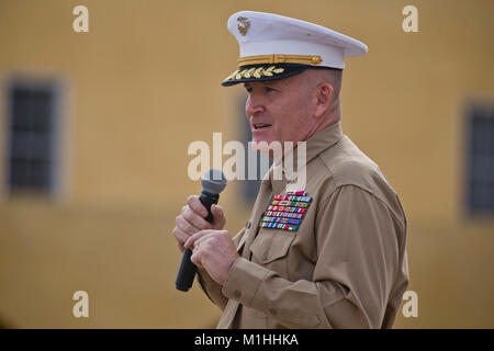 Il brigadiere gen. William M. Viaggio, comandante generale, Marine Corps reclutare deposito a San Diego/ Occidentale Regione di reclutamento, indirizzi un pubblico durante un concerto a MCRD San Diego, DIC 9. Banda di Marino San Diego ha ospitato l'annuale concerto invernale per celebrare la stagione delle vacanze. Foto Stock