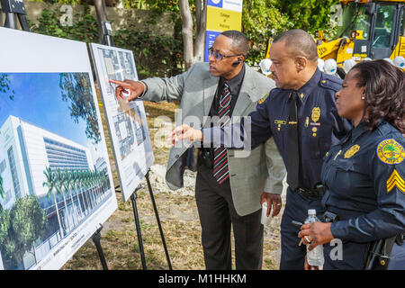 Miami Florida,College of policing,cerimonia rivoluzionaria,applicazione della legge,istruzione,criminologia,poliziotto,rendering architettonico,piani,donna nera Foto Stock