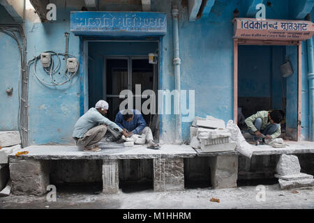 Lavoratori che fanno statue in marmo, Jaipur, India Foto Stock