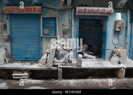 Lavoratore rendendo statue in marmo, Jaipur, India Foto Stock