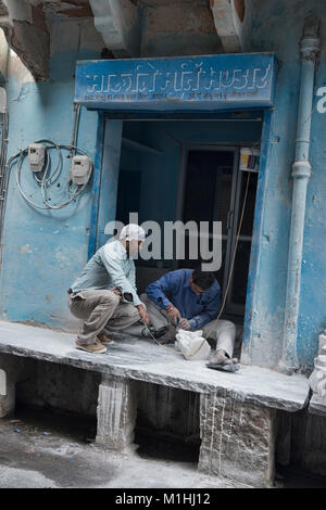 Lavoratori che fanno statue in marmo, Jaipur, India Foto Stock