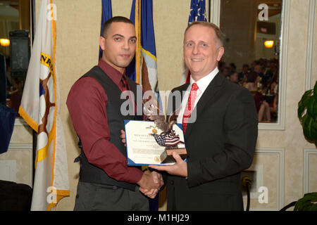 AUSTIN, Texas - (dec. n. 19, 2017) Danni Controlman 1a classe Victor Ubri Jr. (sinistra), di Orlando, Florida, un ufficiale della Marina addetto alla selezione del personale assegnato alla Marina militare del distretto di reclutamento (NRD) San Antonio, sorge con il Comandante della Cmdr. Jeffrey Reynolds dopo essersi aggiudicato NRD attivo del selezionatore ufficiale dell'anno per l'anno fiscale 2017 durante il NRD del premio annuale banchetto presso il Crowne Plaza Hotel. Ubri, un laureato 2004 della libertà di alta scuola e l'Art Institute of Pittsburgh nel 2008, unita America's Marina nel 2010 al meglio la sua vita. Ubri divenne un selezionatore di mostrare alle persone perché l'America Marina è il goo Foto Stock