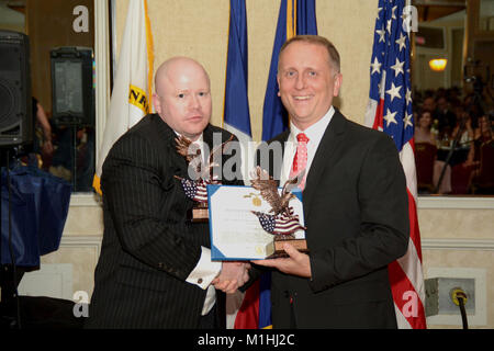 AUSTIN, Texas - (dec. n. 19, 2017) Lt. La Cmdr. Michael Stroud (sinistra) di Waco, Texas, un Navy Nurse Corps addetto alla selezione del personale assegnato alla Marina militare del distretto di reclutamento (NRD) San Antonio, sorge con il Comandante della Cmdr. Jeffrey Reynolds dopo essersi aggiudicato NRD il medico di fiducia del reclutatore e responsabile della divisione dell'anno per l'anno fiscale 2017 durante il NRD del premio annuale banchetto presso il Crowne Plaza Hotel. Stroud, un infermiere psichiatrico, che ha laureato dal Texas Tech Health Sciences Center nel 2007, unita America's Marina nel 2009 a lavorare nel campo della salute mentale. Stroud prende il suo lavoro molto seriamente e ricordare Foto Stock