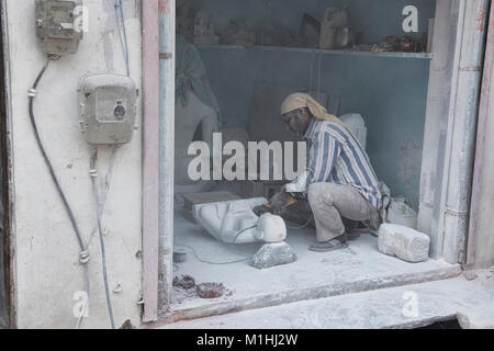 Lavoratore rendendo statue in marmo, Jaipur, India Foto Stock