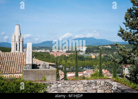 Una veduta della chiesa di San Felice in Girona, Spagna, dal tedesco Gardens Foto Stock