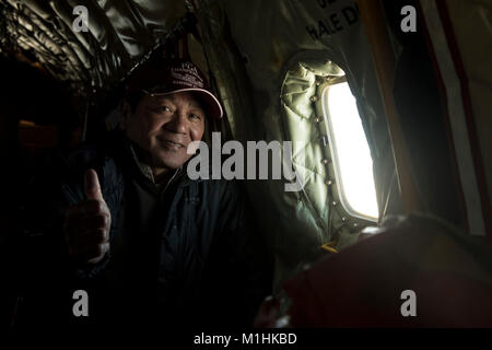 Toshiyuki Miyazato, Presidente Okinawa Camera di Commercio e Industria, partecipa a un comandante onorario orientamento volare a bordo di un 909th Air Refuelling Squadron KC-135 Stratotanker gen. 11, 2018. Il volo enhanced leader civili' comprensione di Kadena's operazioni con esperienza di prima mano di air-air refuelling e incontro con 909th ARS leader. (U.S. Air Force Foto Stock