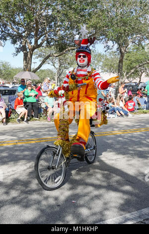 Ronald McDonald in sella a una moto durante il Hobe Sound parata natalizia, Hobe Sound, Martin County, Florida, Stati Uniti d'America